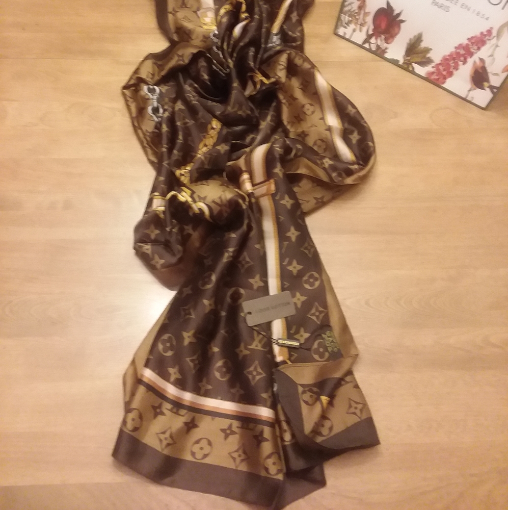 Lv scarf